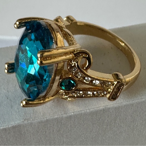 Golden Ring Inlaid Large Zirconia. - Picture 6 of 12